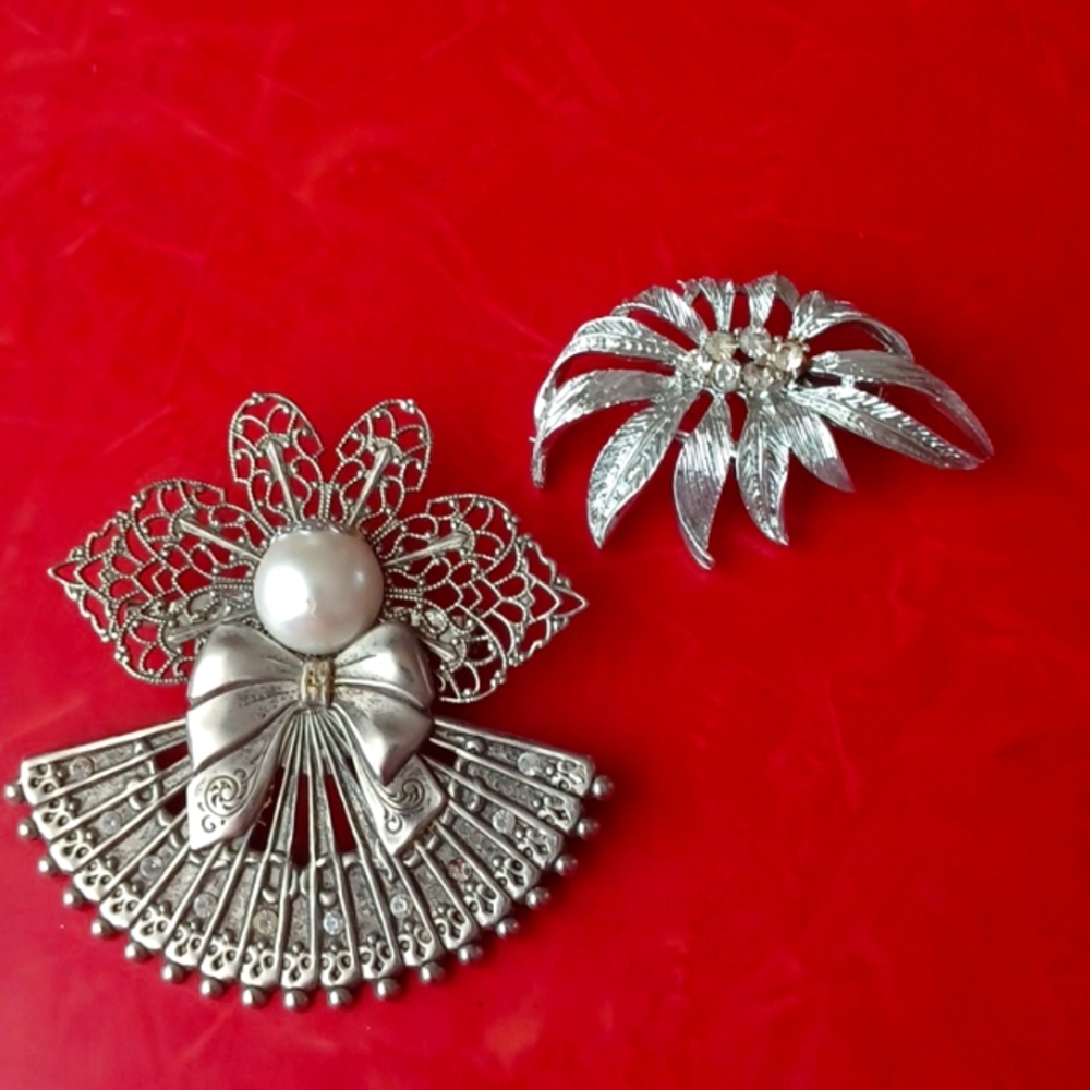 Brooches 2 vintage Brooches vintage jewelry